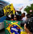 O ônibus com os atletas foi cercado pelos manifestantes, que colavam faixas pedindo o famoso bordão "da Copa eu abro mão, eu quero mais dinheiro para a saúde e educação"  Foto: Daniel Ramalho / Terra