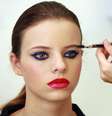 A maquiagem fica vibrante por conta da combinação dos tons vermelho e pink, do batom, e do azul nos olhos  Foto: Andrea Felizolla 