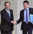 <p>Presidente franc&ecirc;s, Fran&ccedil;ois Hollande, cumprimenta o primeiro-ministro Manuel Valls, ap&oacute;s reuni&atilde;o no Pal&aacute;cio de Eliseu, em Paris, nesta segunda-feira</p>  Foto: Reuters