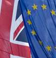 <p>Bandeiras da Uni&atilde;o Europeia e voa ao lado da bandeira do pa&iacute;s, no centro de Londres</p>  Foto: Reuters