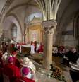 <p>Pouco tempo antes, na igreja ao lado, o pontífice celebrou uma missa, nesta segunda-feira</p>  Foto: Reuters