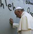 <p>Papa Francisco toca o muro que separa Israel da Cisjord&acirc;nia a caminho da missa na Pra&ccedil;a da Manjedoura, perto da Igreja da Natividade, em Bel&eacute;m</p>  Foto: Reuters