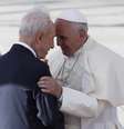 <p>Presidente de Israel, Shimon Peres, (&agrave; esq.)&nbsp;ao lado do papa Francisco. Para o pont&iacute;fice, o pol&iacute;tico &eacute; 'art&iacute;fice da paz'</p>  Foto: Reuters