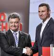 <p>Petro Poroshenko (&agrave; esquerda) cumprimenta Vitali Klitschko durante coletiva&nbsp;de imprensa em Kiev, em 25 de maio</p>  Foto: AP