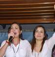 <p>Líder da oposição e ex-parlamentar Maria Corina Machado (à esquerda) e candidata a prefeita Patricia Gutierrez cumprimentam eleitores em um comício de campanha em San Cristobal, Venezuela, em 22 de maio</p>  Foto: AP