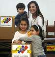 Patricia Gutiérrez e seus filhos durante eleições para a prefeitura de San Cristóbal  Foto: Reuters