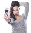 <p>Todas trabalhadas no duckface: a "pose emagrecedora" é um dos recursos preferidos das britânicas para tirar selfie</p>  Foto: Getty Images 