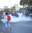 <p>De acordo com a polícia, agressão por parte dos manifestantes impediu proximidade ao Estádio Nacional</p>  Foto: Fabio Rodrigues Pozzebom / Agência Brasil