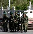 Polícia paramilitar da China faz guarda em mercado de Urimq, na região de Xinjiang, em 24 de maio   Foto: AFP