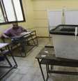 <p>Mes&aacute;rios esperam por eleitores no segundo dia de vota&ccedil;&atilde;o das elei&ccedil;&otilde;es presidenciais, no Cairo, em 27 de maio&nbsp;&nbsp;</p>  Foto: Reuters