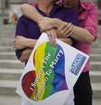 <p>Casal homossexual se abra&ccedil;a,&nbsp;ap&oacute;s a queda da&nbsp;proibi&ccedil;&atilde;o de casamento do mesmo sexo no estado da&nbsp;Pensilv&acirc;nia</p>  Foto: Reuters
