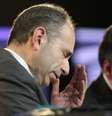 <p>Jean-Francois Cope, l&iacute;der do partido de centro-direita franc&ecirc;s UMP (Uni&atilde;o por um Movimento Popular) participa&nbsp;de um com&iacute;cio, nesta foto de arquivo, feita em&nbsp;5 mar&ccedil;o, em Estrasburgo</p>  Foto: Reuters