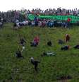 <p>Mulheres participam da tradicional corrida do queijo em Gloucestershire, oeste da Inglaterra</p>  Foto: AFP