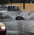 <p>Ve&iacute;culos dirigem por uma rua inundada ap&oacute;s chuvas torrenciais que atingiram&nbsp;v&aacute;rios bairros da Cidade do M&eacute;xico, na segunda-feira, 26 de maio</p>  Foto: Reuters