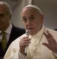 <p>Francisco conversa com jornalistas durante viagem de volta ao Vaticano, em 26 de maio</p>  Foto: Reuters