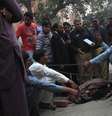 <p>Polícia coleta evidências do crime próximo ao corpo de Farzana Iqbal, que morreu apedrejada pela própria família, próximo à Alta Corte de Lahore, em 27 de maio</p>  Foto: Reuters