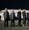 <p>Ministra da Defesa alemã, Ursula von der Leyen, dá uma declaração à imprensa, ao lado de observadores da OSCE, no aeroporto de Tegel, em Berlim, 3 de maio. Um grupo de monitores foi detido por separatistas pró-russos no fim de abril em Slaviansk, na Ucrânia e depois liberado</p>  Foto: Reuters