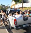 <p>Passageiros pegam carona em caminhonete mesmo ap&oacute;s o fim da greve</p>  Foto: Romildo de Jesus / Futura Press