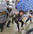 <p>Polícia tentou tirar professores da via usando escudos</p>  Foto: Vladimir Platonow / Agência Brasil