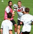 <p>Ap&oacute;s excelente estreia, Khedira (&agrave; esq.) sabe que Alemanha n&atilde;o pode repetir trope&ccedil;o de 2010</p>  Foto: AFP