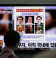 <p>Cartaz mostra fotos do dono da balsa naufragada na Coreia do Sul, Yoo Byung-eun</p>  Foto: AP