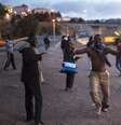 <p>Um imigrante subsaariano&nbsp;corre em dire&ccedil;&atilde;o ao Centro Tempor&aacute;rio&nbsp;de Imigrantes (CETI) ap&oacute;s escalar uma cerca met&aacute;lica que divide Marrocos e o enclave espanhol de Melilla, no in&iacute;cio da manh&atilde; desta quarta-feira, 28 de&nbsp;maio 28</p>  Foto: AP
