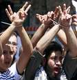 <p>Palestinos amarram as m&atilde;os e&nbsp;gritam slogans durante uma manifesta&ccedil;&atilde;o de solidariedade aos prisioneiros palestinos detidos sem julgamento&nbsp;em pris&otilde;es israelenses, na cidade de Nablus, na Cisjord&acirc;nia, em 26 de maio</p>  Foto: Reuters