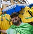 <p>Carlos Alberto da Silva espera que a procura pelas camisas aumente nos próximos dias</p>  Foto: Bruno Santos / Terra