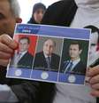 Um sírio morador de Beirute, Líbano, mostra cédula de votos para presidência da Síria  Foto: Reuters