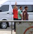 <p>Nattawut Saikuar, um l&iacute;der "camisa vermelha", acena para a m&iacute;dia depois de ser libertado pelo ex&eacute;rcito em Bangcoc, nesta quarta-feira,&nbsp;28 de maio</p>  Foto: Reuters