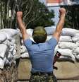 <p>Rebelde pró-russo se posiciona atrás de barricada montada próximo ao aeroporto de Donetsk</p>  Foto: Reuters