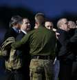 <p>Observadores da OSCE são recebidos por funcionários e amigos no aeroporto de Tegel, em Berlim, no dia 03 de maio.</p>  Foto: Reuters