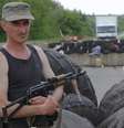 <p>Rebelde pró-russo posa para foto em frente a barricada montada em Lugansk, no leste ucraniano</p>  Foto: Reuters