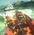 <p>Dono do barco caiu na água, mas conseguiu nadar até a praia</p>  Foto: BBC News Brasil