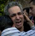 <p>O palestino Seyam Nuwara, chora a morte do filho, Nadim Nuwara, de 17 anos, morto a tiros na Cisjordânia, em 15 de maio, supostamente por tropas israelenses</p>  Foto: AP