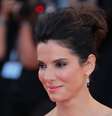 Coque alto e com topete é o penteado ideal para mulher de rosto quadrado, como Sandra Bullock   Foto: Shutterstock
