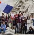 <p>Grupo de jovens participou de uma manifesta&ccedil;&atilde;o contra o partido de estrema-direita franc&ecirc;s Frente Nacional, em Paris</p>  Foto: AFP