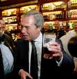 <p>Nigel Farage, l&iacute;der do Partido pela Independ&ecirc;ncia do Reino Unido (UKIP),&nbsp;bebe cerveja escura em bar do Parlamento brit&acirc;nico na segunda-feira,&nbsp;26 de maio&nbsp;</p>  Foto: Getty Images 