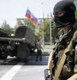 Membro de um grupo armado pró-Rússia chamado Exército Ortodoxo Russo monta guarda perto do aeroporto de Donetsk, no leste da Ucrânia. Separatistas pró-Rússia derrubaram nesta quinta-feira um helicóptero do Exército da Ucrânia, matando 14 militares, incluindo um general.  29/05/2014.  Foto: Maxim Zmeyev / Reuters