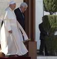 <p>Papa Francisco caminha ao lado do presidente palestino, Mahmoud Abbas, no último dia 25</p>  Foto: Reuters