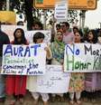 <p>Civis e membros da Comissão de Direitos Humanos do Paquistão protestam contra a morte de Farzana Iqbal, em Islamabad, em 29 de maio</p><p> </p>  Foto: Reuters