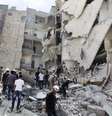 <p>Membros da Defesa Civil, rebeldes e civis buscam por sobreviventes em região bombardeada, segundo ativistas, por forças de Bashar al-Assad, em um bairro de Aleppo, em 29 de maio</p>  Foto: Reuters