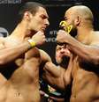 <p>Márcio "Lyoto" encara Warlley Alves após pesagem oficial</p>  Foto: Marcelo Pereira / Terra