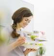<p>Controlar o peso e escolher os alimentos certos são atitudes importantes para a mulher que deseja engravidar</p>  Foto: Getty Images 