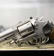 Policial explicava o perigo de armas de fogo e acabou ferindo 5 pessoas em escola na China  Foto: Getty Images 