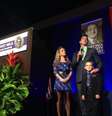 O casal americano Jeff e Hillary ganhou um prêmio na quinta-feira passada de Inspiração, na 6ª edição do Harvey Milk Diversity Breakfast; o filho subiu ao palco e falou com o público participante  Foto: Facebook / Reprodução