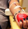<p>Doador segura coração de vinil durante doação de sangue</p>  Foto: Facebook / Reprodução