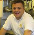 Emanuele Raffaele, 24, está aprendendo a culinária observando o chef de seu restaurante  Foto: BBC News Brasil