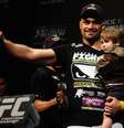 <p>Maldonado esteve com o filho durante a pesagem</p>  Foto: Marcelo Pereira / Terra
