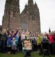 <p>Centenas de pessoas fizeram uma última homenagem ao jovem Stephen Sutton, vítima de câncer em 14 de maio, na Inglaterra</p>  Foto: Getty Images 